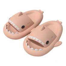 Mignons de pantoufles de requin nuageux